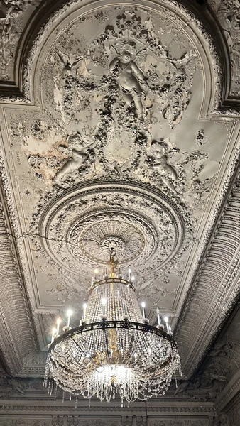 впечатляет ….. очень печально что такая красота в таком плачевном состоянии … надеемся что такая красота