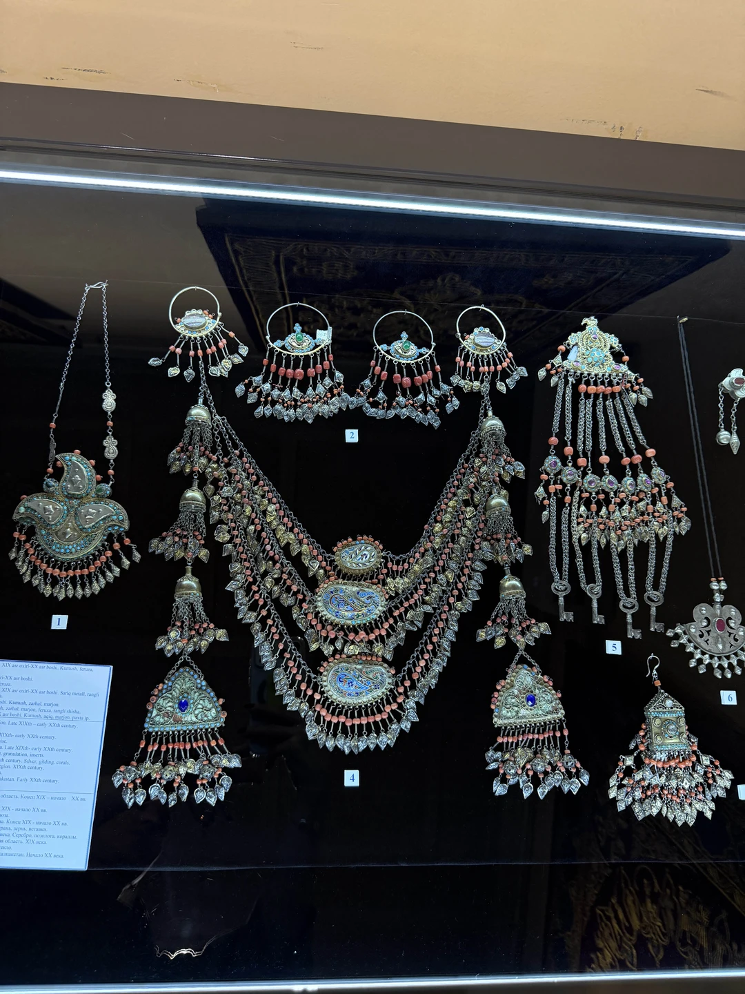 Очень познавательная экскурсия с Бернарой культура и традиции, чтение орнаментов на одежде коврах и в архитектуре