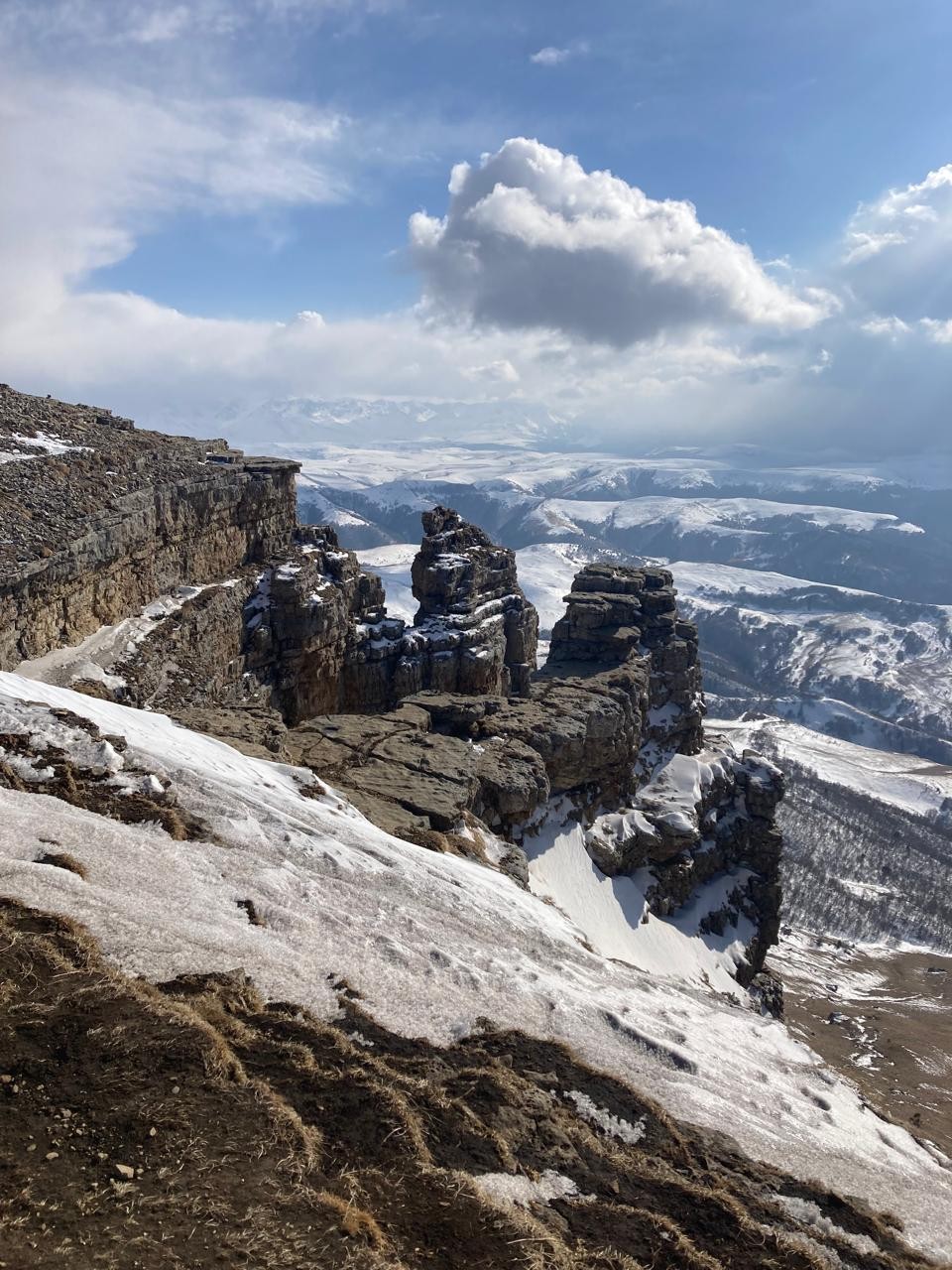 Очень классно получилось, несмотря на то, что дорога непроезжабельная (март месяц), мы за день одни туда