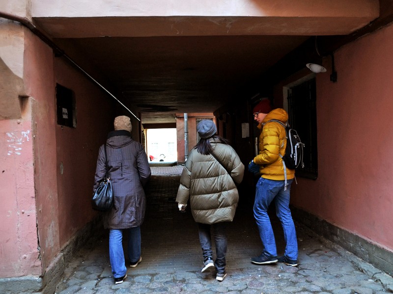 В поисках самого яркого двора Петербурга