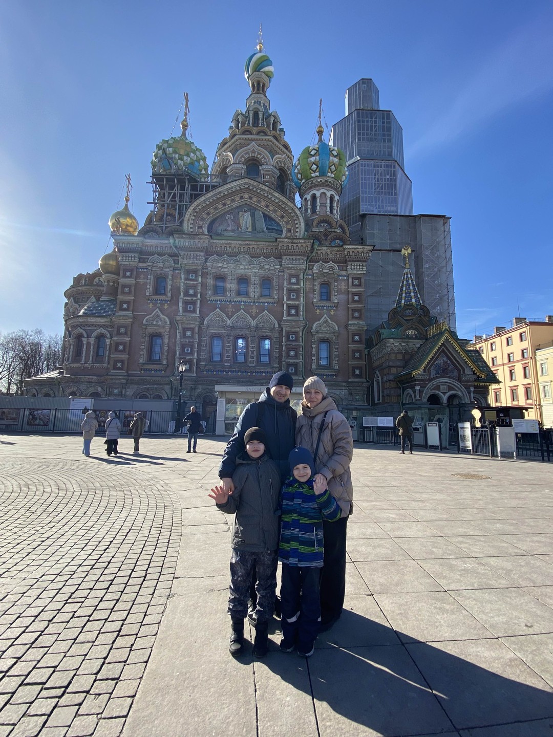 Пишу отзыв посетив с Алексеем две экскурсии: 17.03.2025 обзорную экскурсию по Санкт-Петербургу и 19.03.2025 Петергоф и