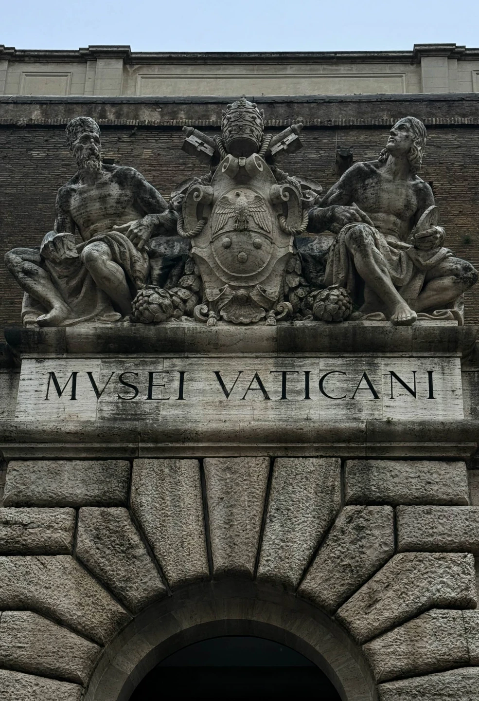 Нелли супер гид! Взяли у неё 2 экскурсии - Колизей и Ватикан. Не пожелали ни на