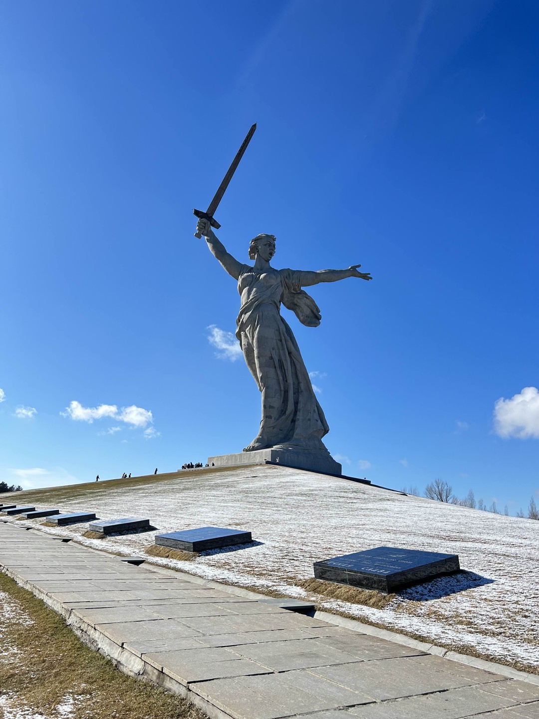 Волгоградский элеватор, Мамаев курган и остров Людникова (Мария)