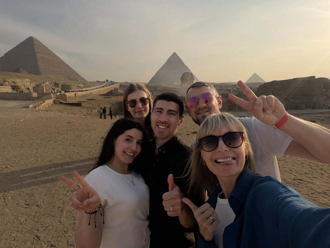 Ахмед просто великолепный гид и человек! О всех деталях договорились заранее, в переписке. Встретил в аэропорту