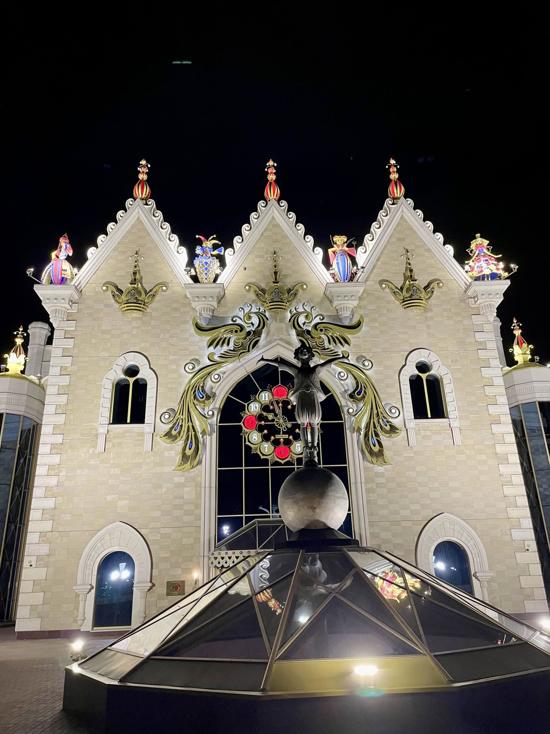 Отличная экскурсия. Вечером знаковые здания Казани выглядят совсем по-другому, нежели днем. Лариса отличный рассказчик, удачно сочетала