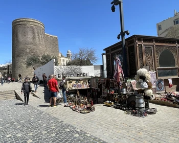 Историческая часть Баку, мастер-класс по рисованию нефтью, культурный центр