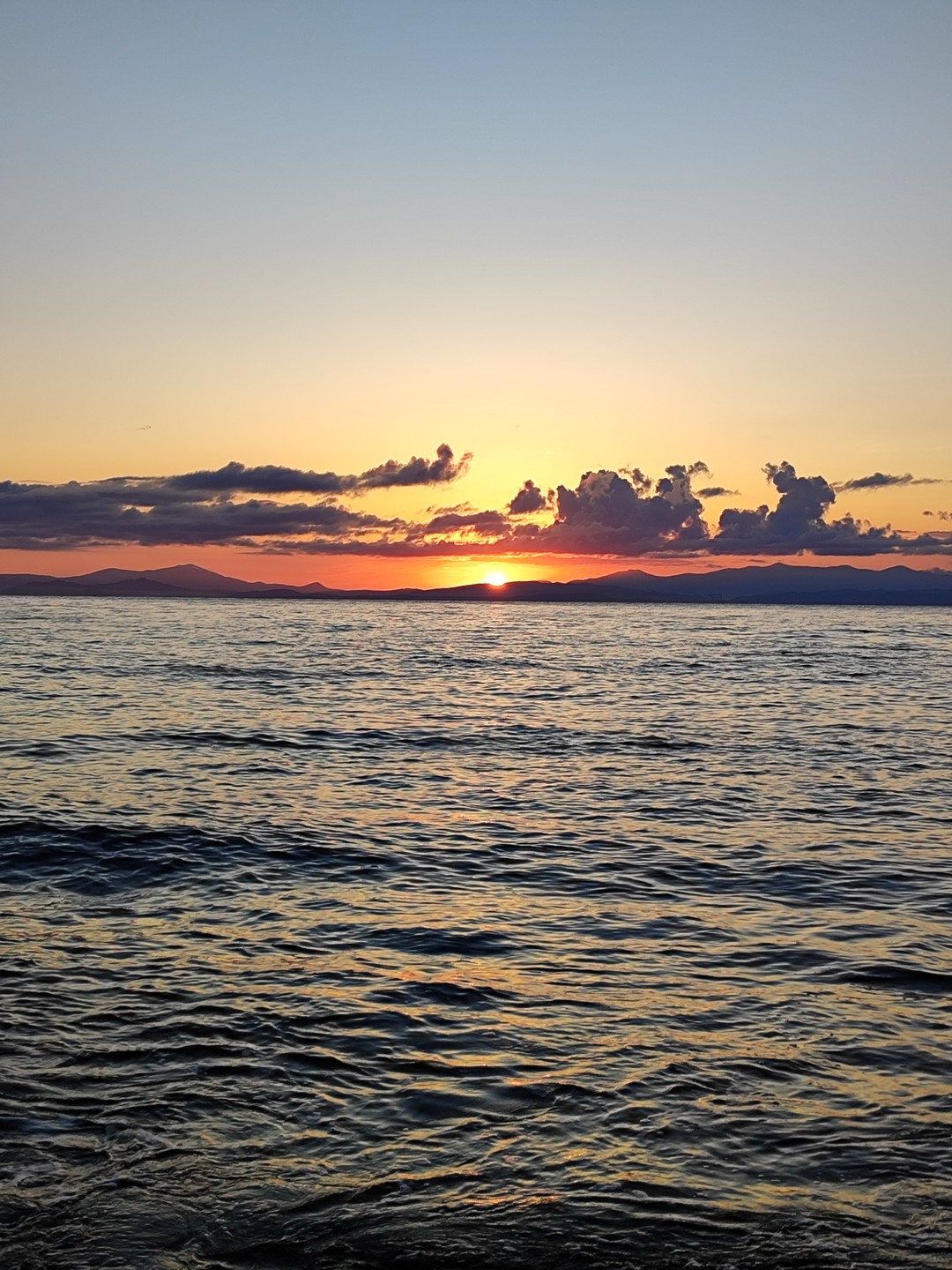 Прекрасное утро с Александрой. Встретили рассвет в Стеклянной бухте. Очень внимательно отнеслась к выбору локации, т.