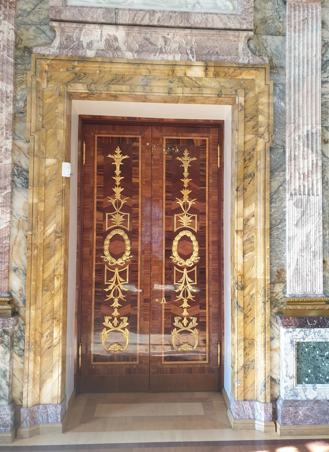 Сразу хочу пояснить за что я поставила на одну звезду меньше. Представители агенства анонсируют показ парадных