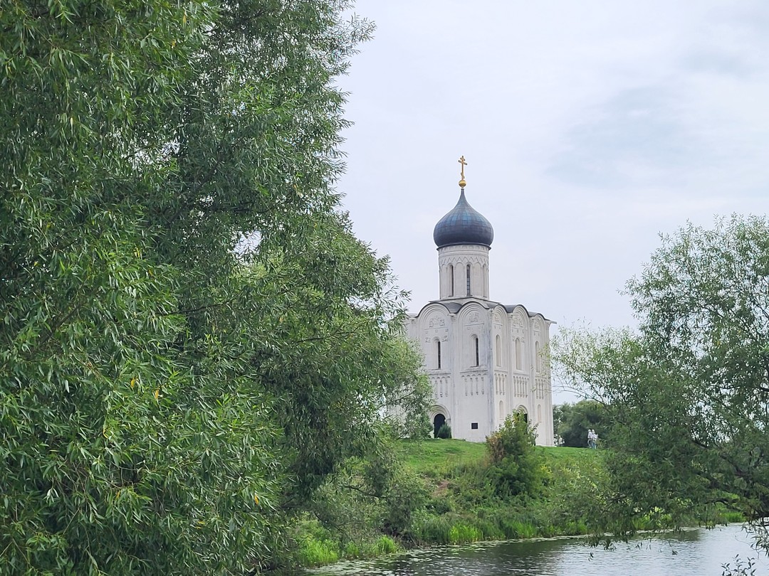 В Боголюбово, храм Покрова на Нерли и соборы Владимира мы ездили с Евгением. Спасибо "команде" за