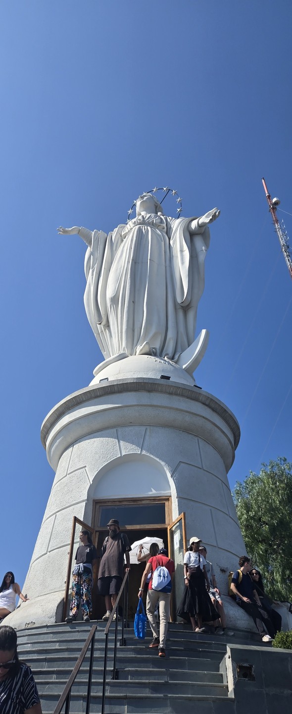 У меня была 10-часовая пересадка в Сантьяго. Марат утром встретил в аэропорту, показал город, вечером отвез