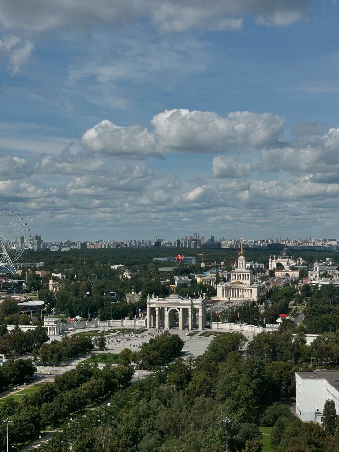 Думали, чем заняться на выходные и заинтересовались возможностью побывать в гостинице Космос, насладиться видом на летнюю