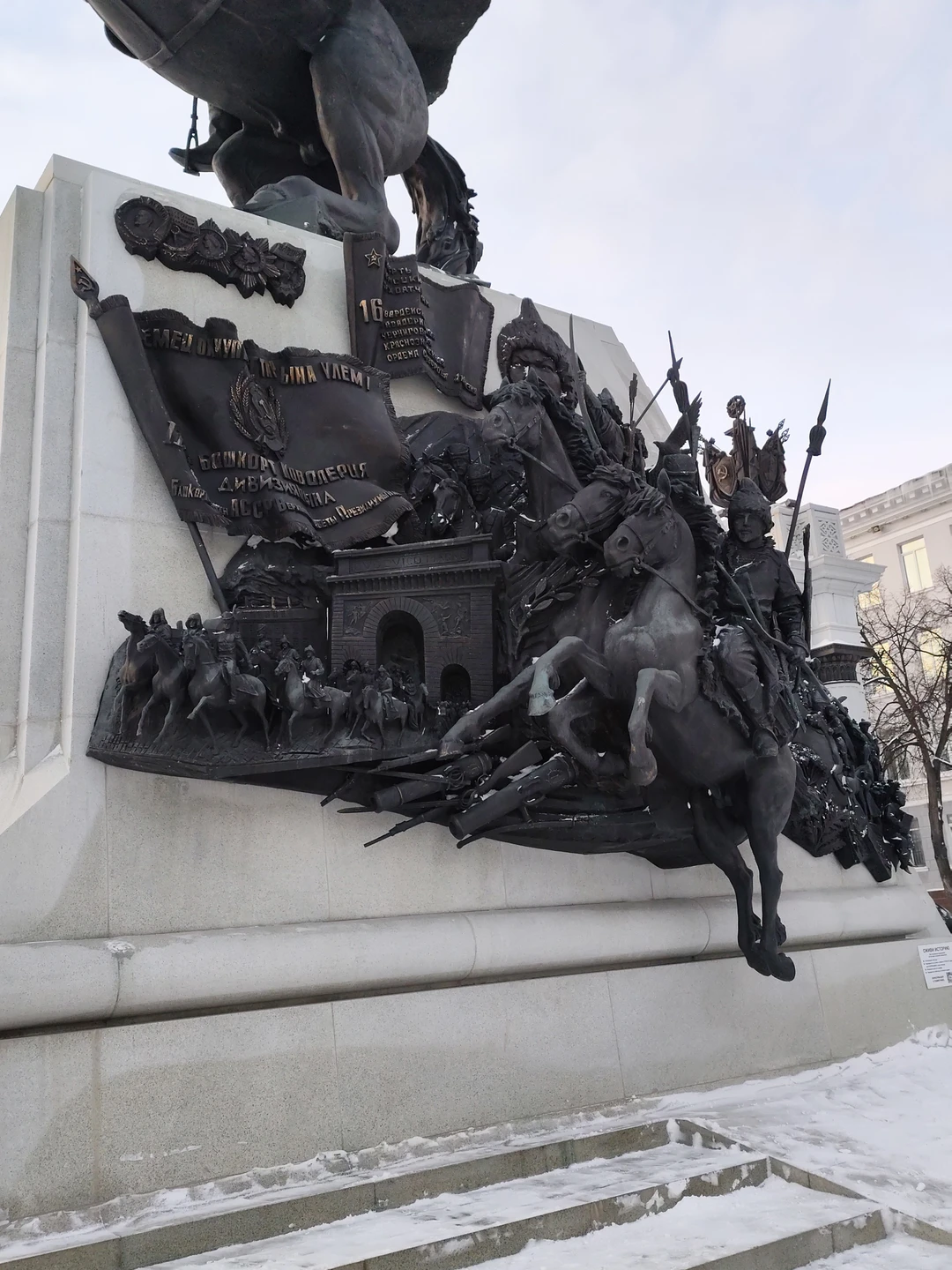 Рушана провела для нас лёгкую, непринуждённую экскурсию, которая помогла нам познакомится с знаковыми местами в городе