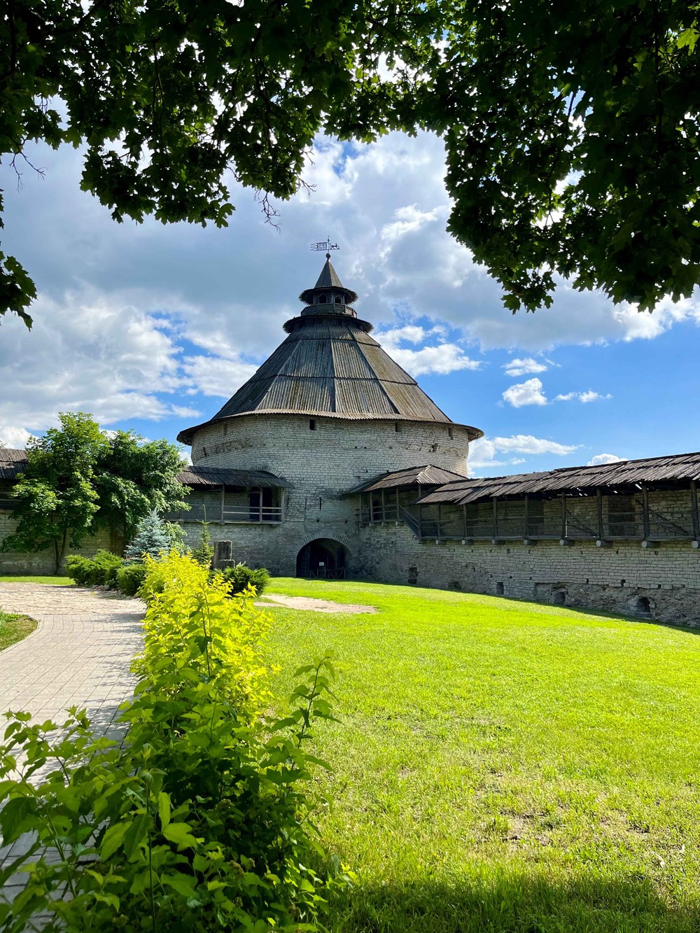 Фото 3 - Экскурсия: "Связь времён: прошлое и настоящее Пскова, Изборска, Печор"