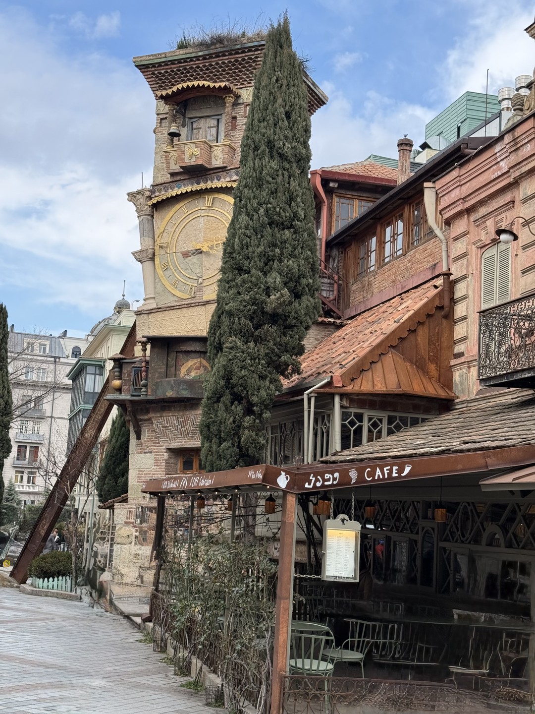 Была на экскурсии по центру Тбилиси с Алексеем, и это оказалось именно тем знакомством с городом