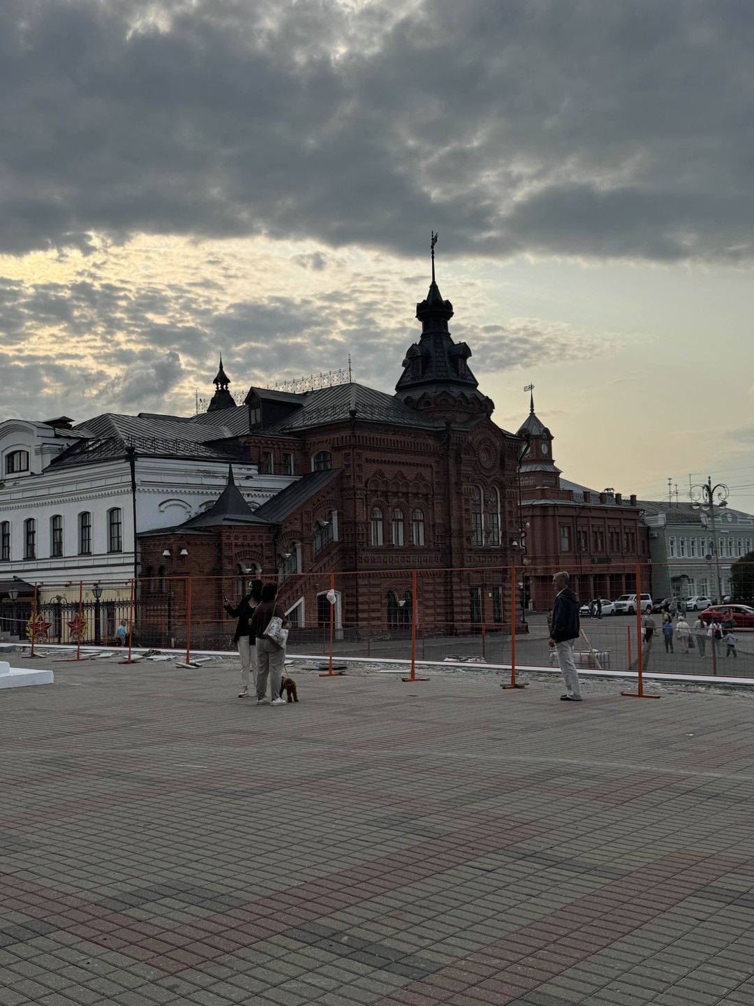 Прекрасная получилась прогулка по Владимиру. Спасибо Елене. Много глубоких исторических знаний. С нами были родители 70+