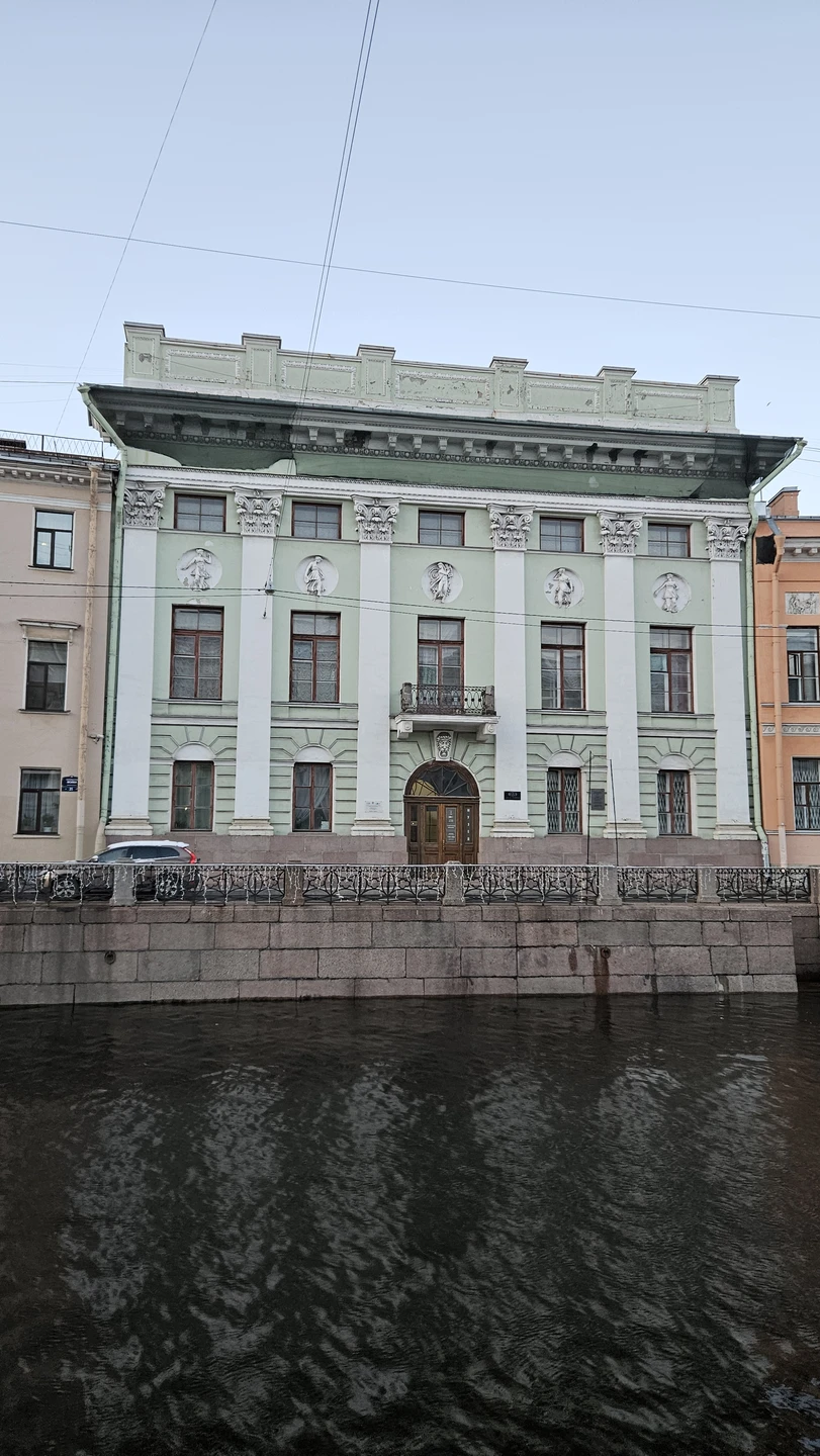 Отличная длинная прогулка по Петербургу. Андрей провёл по ключевым локациям города и рассказал немало интересных историй. Всё было здорово