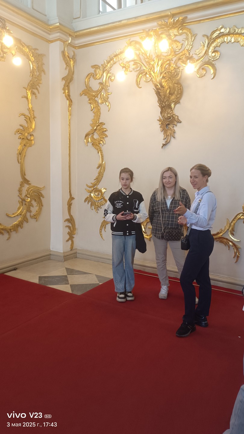Анна прекрасно рассказала про Эрмитаж. Были с детьми 10-13 лет. Они постоянно задавали вопросы и проявляли