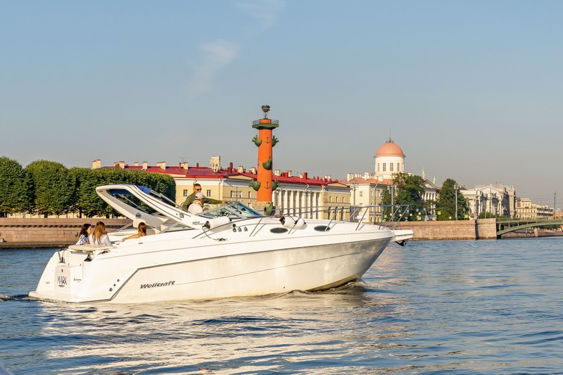 По Петербургу — на круизном катере – индивидуальная экскурсия