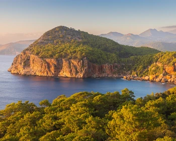 Мыс Гелидония и белоснежный маяк