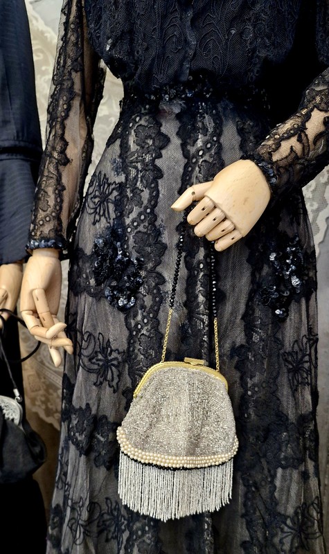 Обзорная экскурсия по выставке «Модные истории»