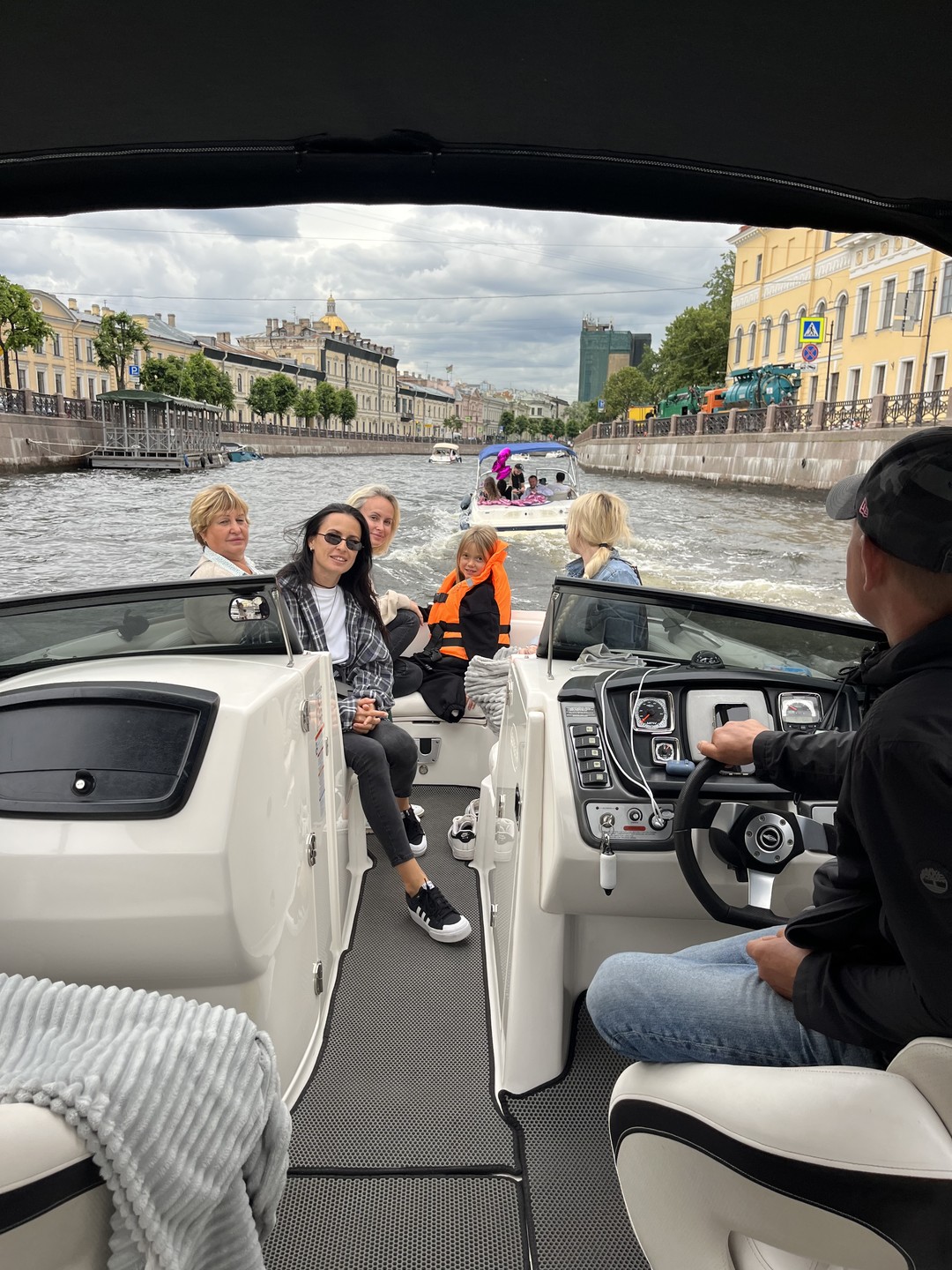 По каналам Петербурга на элитном катере с гидом (Анна)