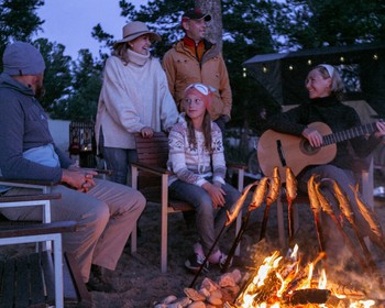 Прибытие, прогулка по экотропе, ужин и анимационная программа