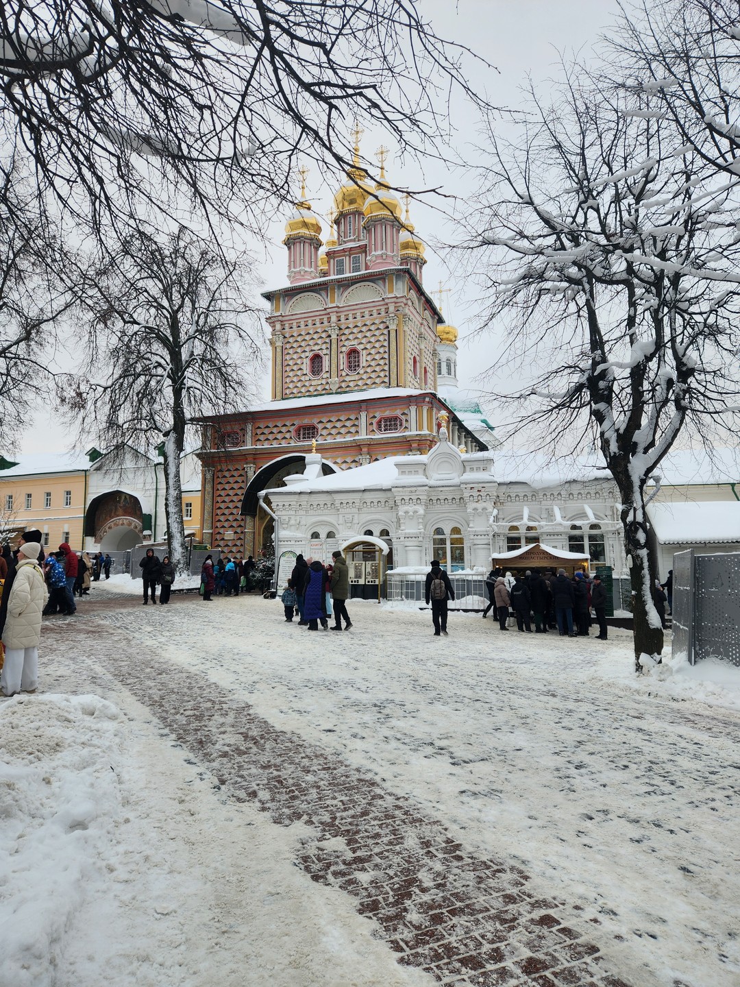 Спасибо огромное гиду Михаилу за такое интересное и незабываемое знакомство со Свято-Троицкой Сергиевой Лаврой. День экскурсии