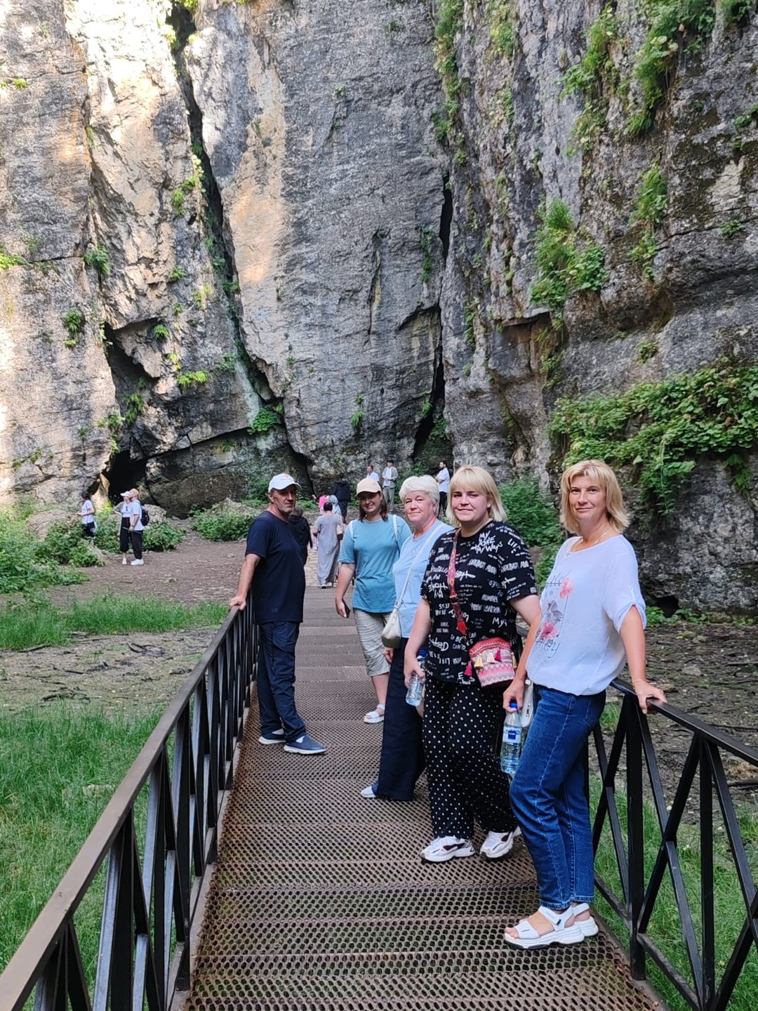 Здравствуйте. Провели три незабываемых дня в горах. Мы ездили группой 5 человек в очень комфортном микроавтобусе.