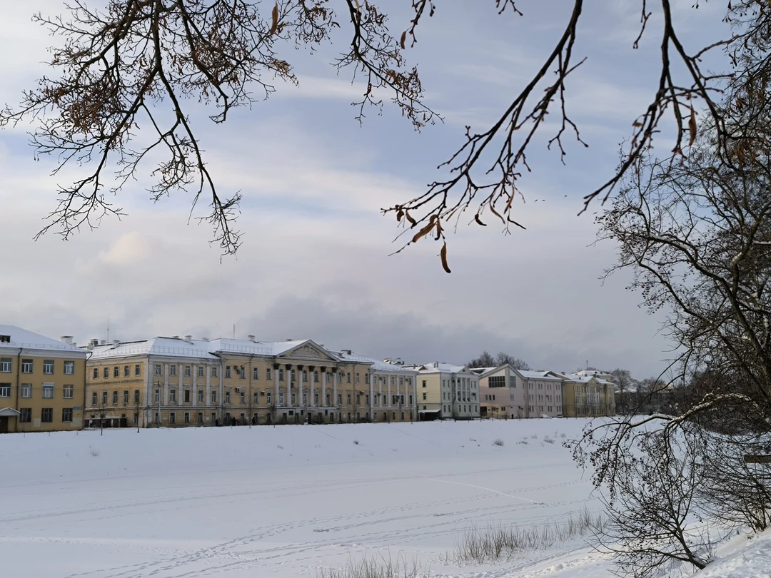 Прекрасная прогулка по исторической набережной города, с "открыточными" видами, с погружением в богатую историю Вологды. Чудесный