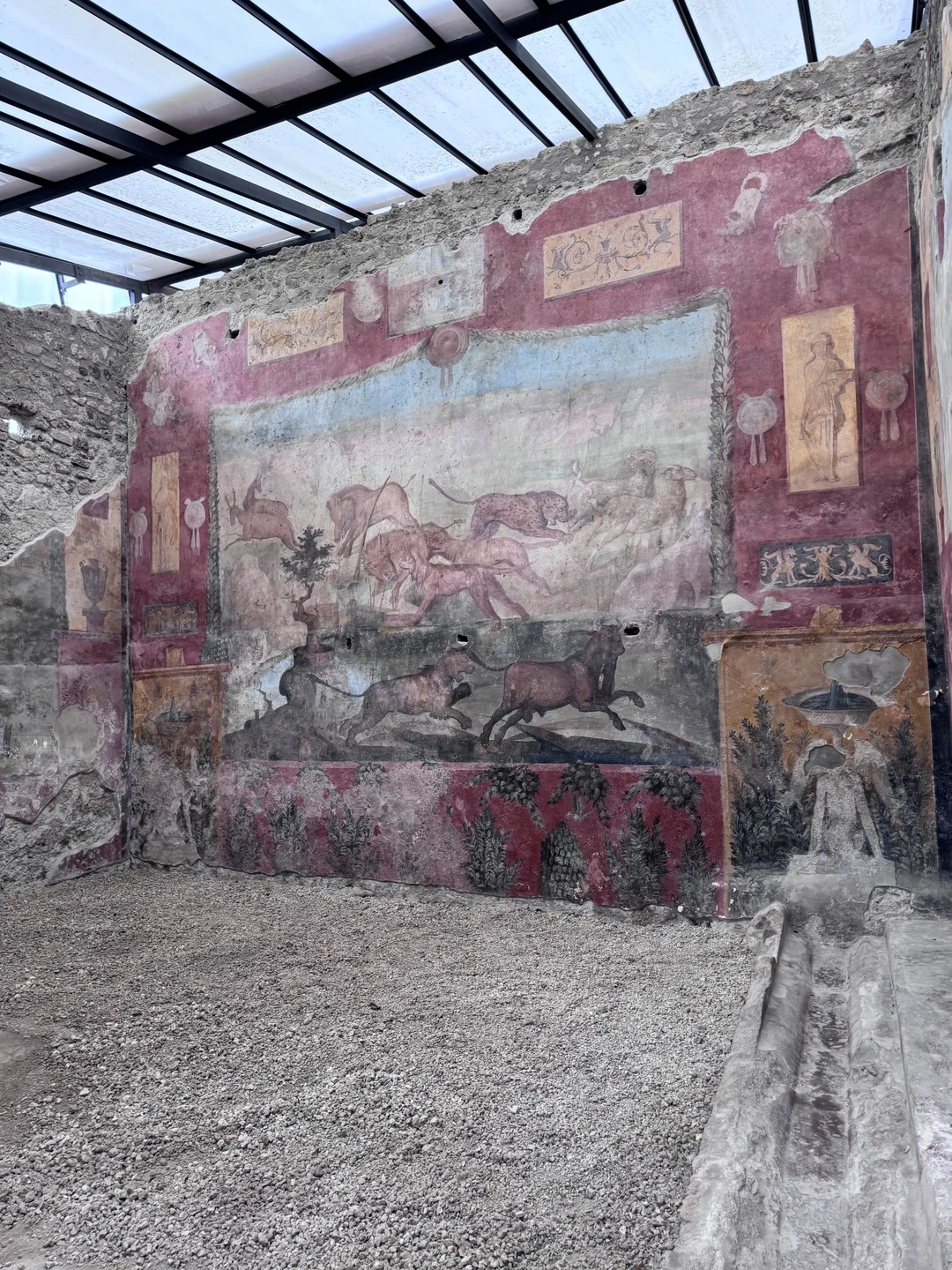 Хорошая экскурсия, чтобы из Рима посетить Помпеи и получить общее представление о Неаполе. Времени в Помпеях