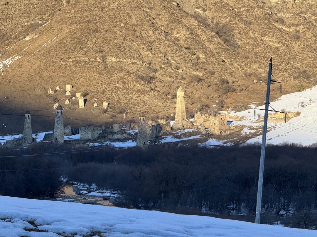 Ибрагим очень хороший гид. С очень глубокими знаниями о глубокой истории и современном мире Ингушетии. Чудесные