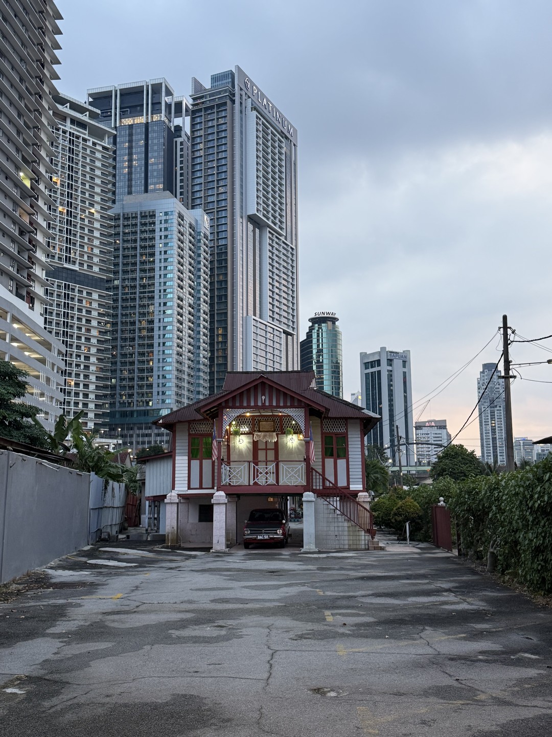 Прекрасна экскурсия! Очень приятный гид Юлия, которая погрузила нас в мир этого мегаполиса изнутри, рассказала много