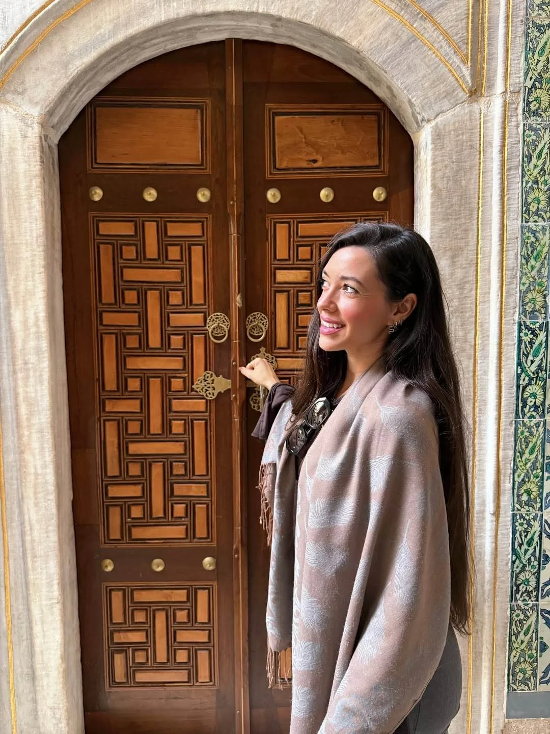 Экскурсия по Султанахмету стала для меня настоящим открытием: дворец Топкапы, наследие Османской империи, слои древних эпох