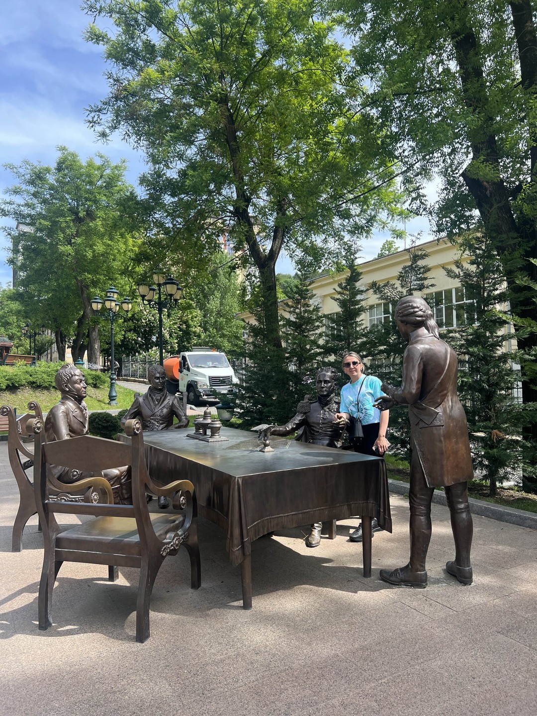 Потрясающий экскурсовод, Елена