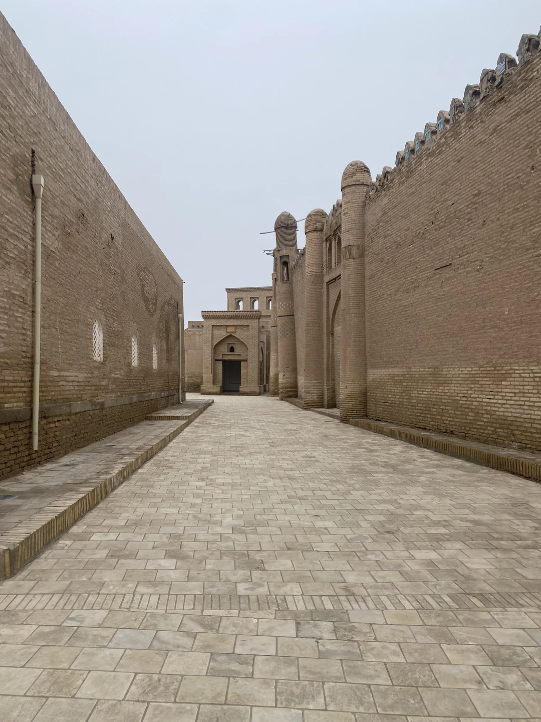 5 января 2026 выла на экскурсии в Хиве с замечательным экскурсоводом Дилмуродом. Отличное знание истории, культуры