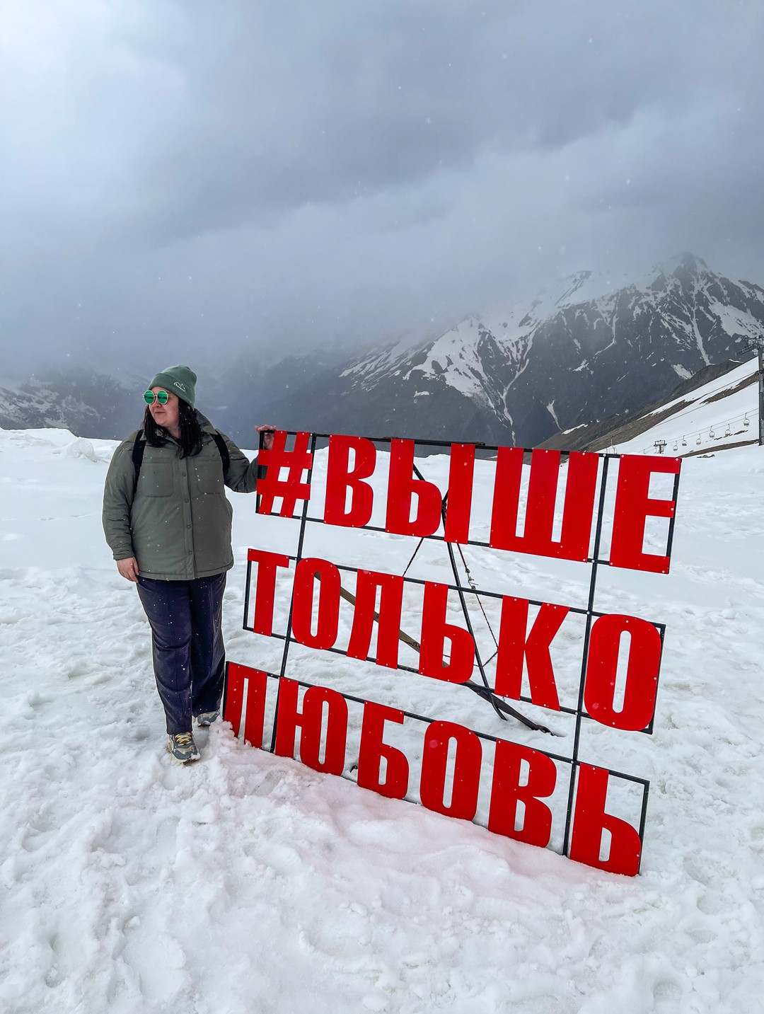 Домбай ♥️. У нас вышла очень размеренная экскурсия, виды на маршруте просто потрясающие, красивые ⛰️. Дорога асфальтированная, но это не точно. ☺️