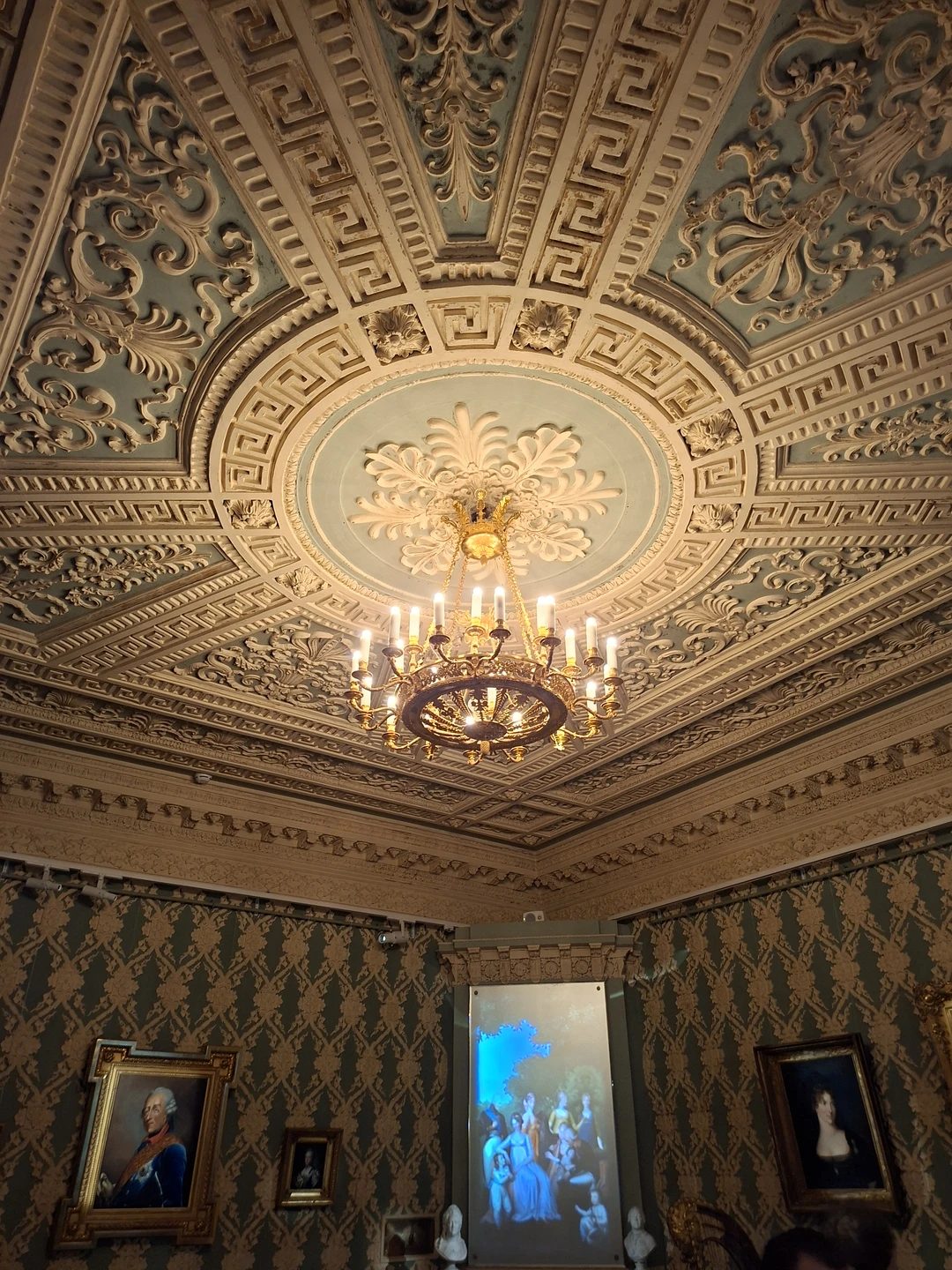 Ирина - настоящий профессионал. Нам очень повезло, что именно она стала нашим проводником в мир Фонтанного