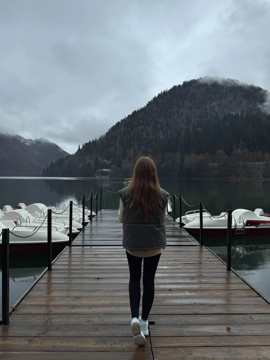 Ездили на экскурсию с Романом в Абхазию. Нам очень понравилось. Роман был очень обходительный, общительный. С