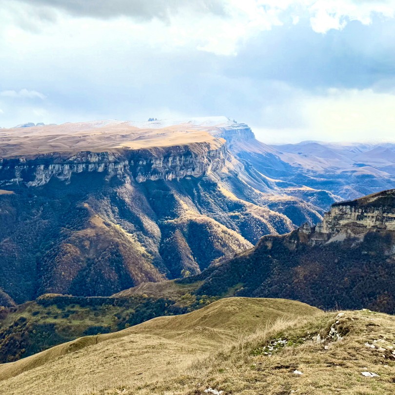 Экскурсия невероятная, виды, открывающиеся во время неё, просто не передать словами: захватывает дух от величия и