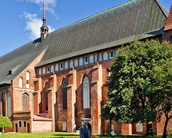 Обзорная экскурсия, рыцарский турнир, органный концерт и форт