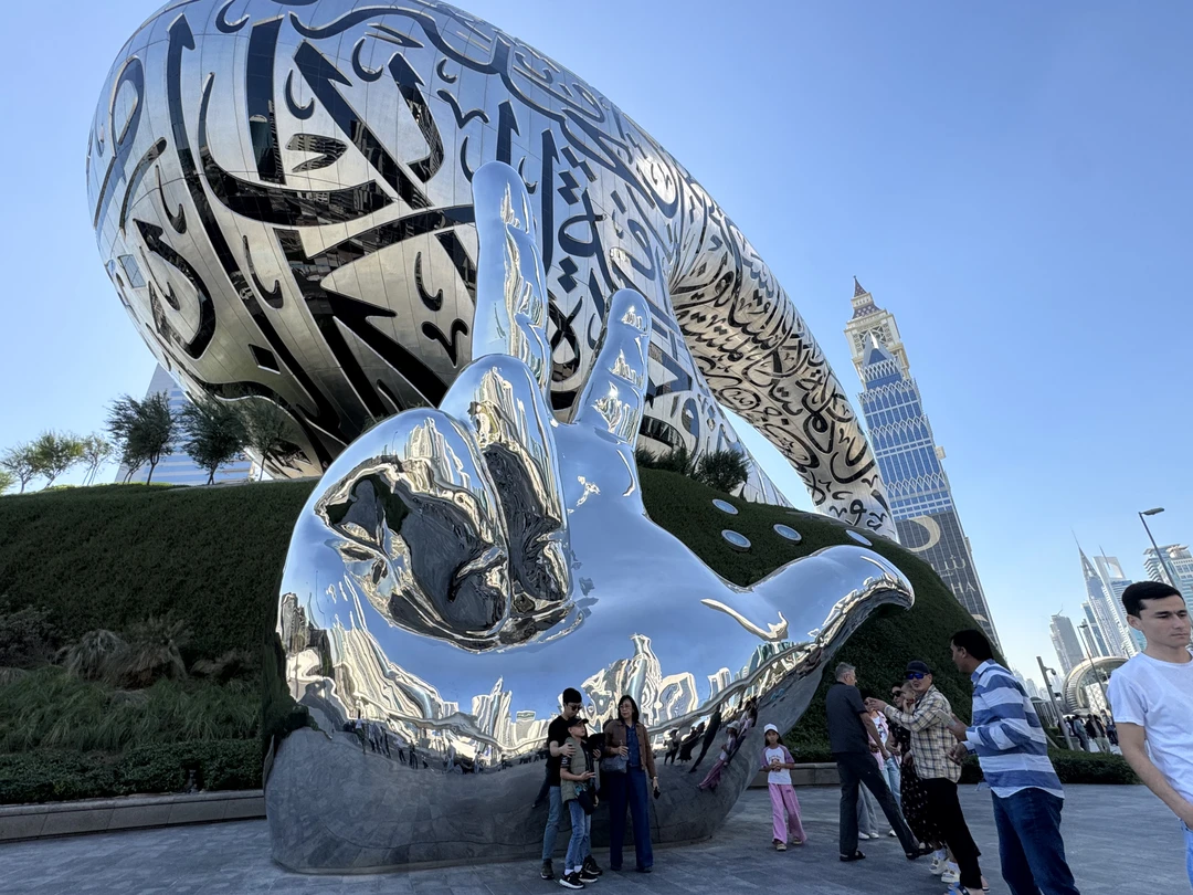 Мы были транзитом через ОАЭ и съездили на индивидуальную обзорную экскурсию по Дубаю. На экскурсию Фахриддин