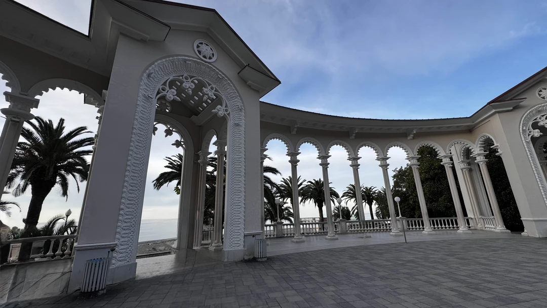 Экскурсия в Абхазию оставила незабываемые впечатления и подарила массу положительных эмоций. Страна удивляет своей природой, историей