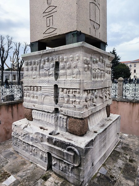 Неплохой русский язык, но рассказ достаточно скромен, как и маршрут. Покрутились у одной точки - дошли