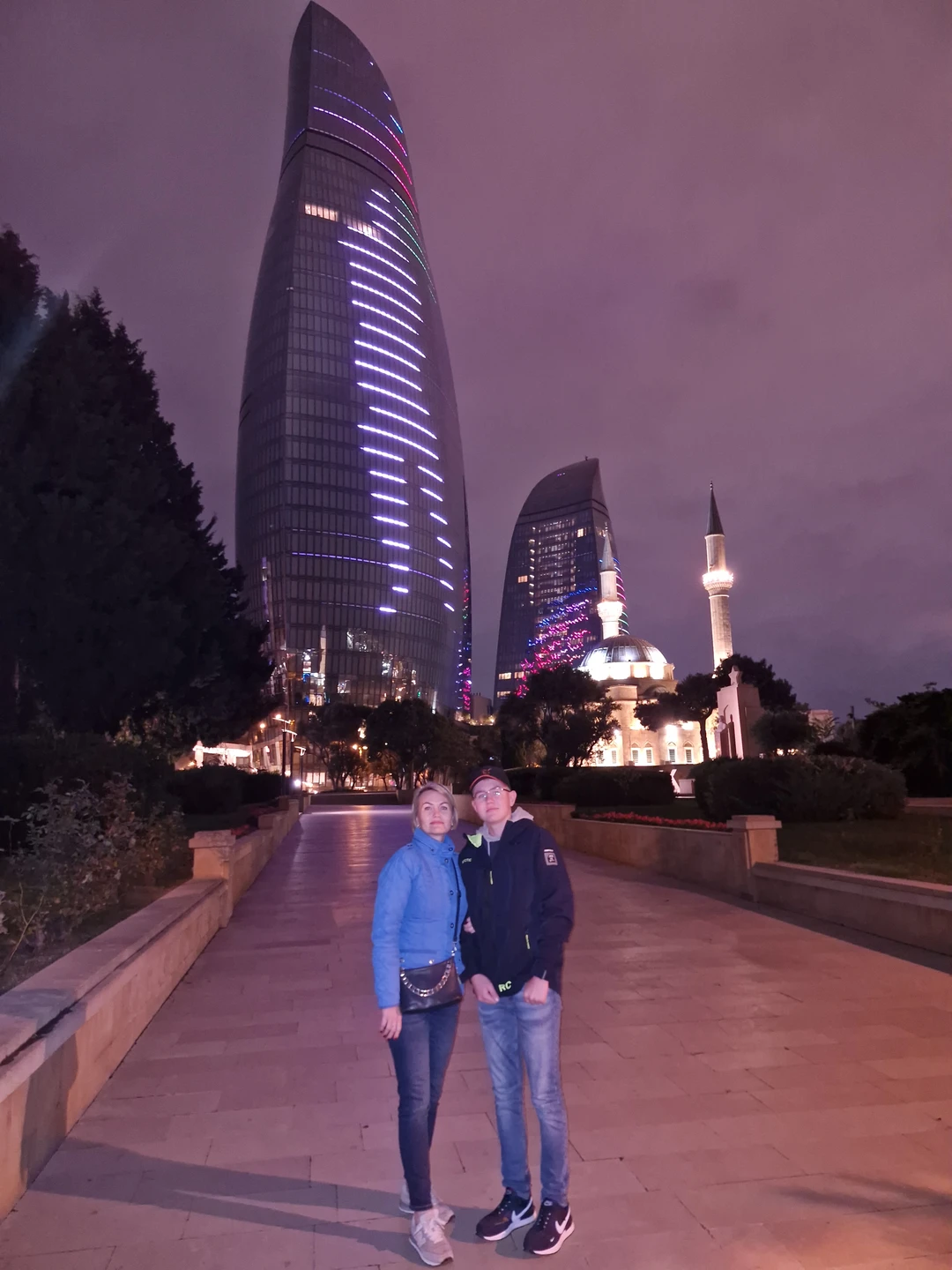 Всем добрый вечер. Были на экскурсии с Раулем по вечернему Баку. Я и сын, мы побывали