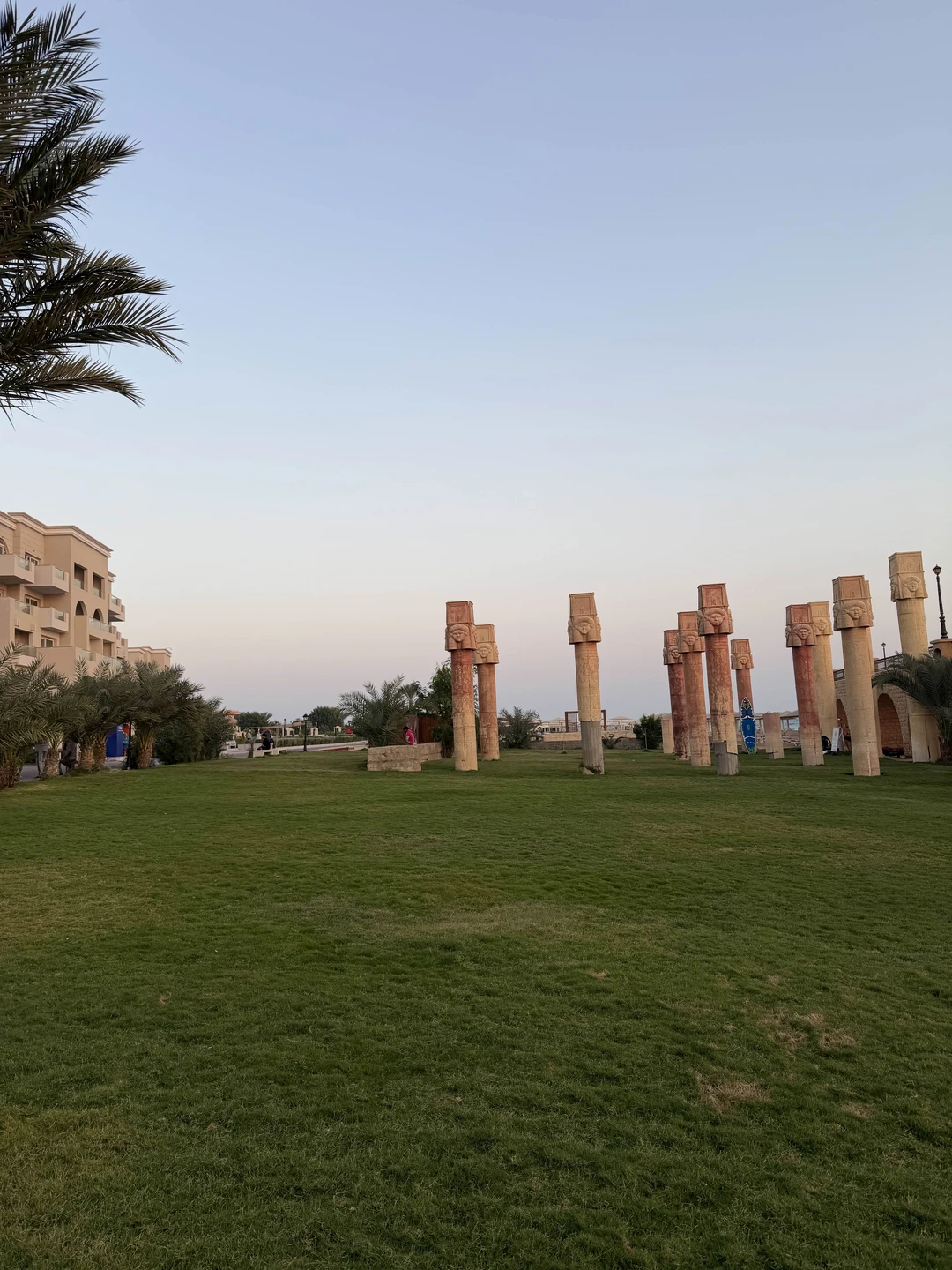 Можно погулять, если выдался свободный вечер, красивая набережная и фонтаны