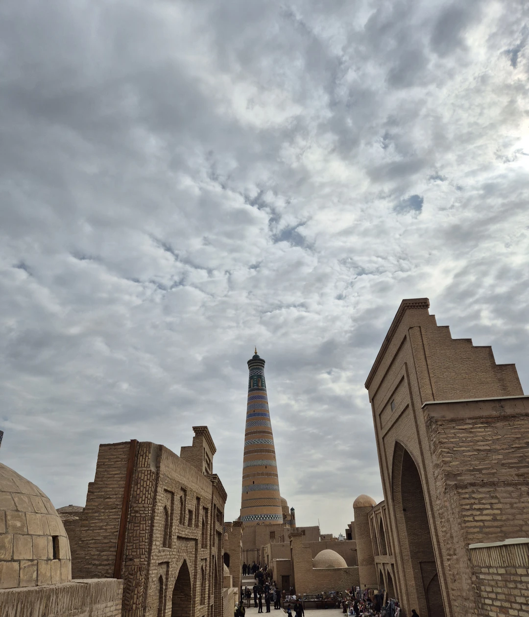 Хива-это восточная сказка, какой она и должна быть. Очень красивый старый город. Дадахон замечательно знает и