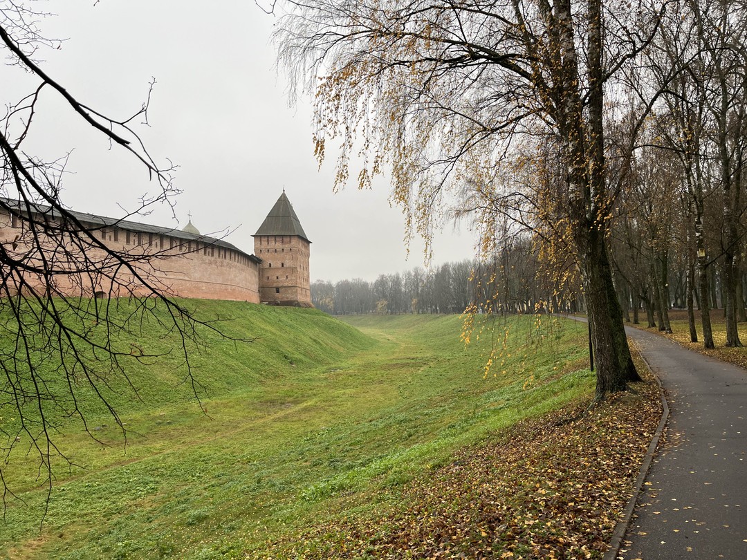 Замечательная экскурсовод и экскурсия. Ирина обладает удивительным даром рассказчика и очень позитивна. Всё доступно и в