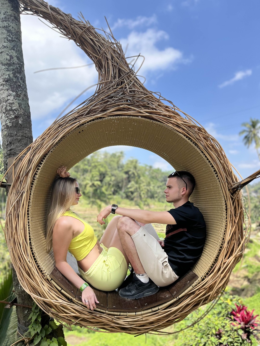 Всё началось с прекрасного водителя, который нас забрал без опозданий) Мы приехали самые первые к рассвету