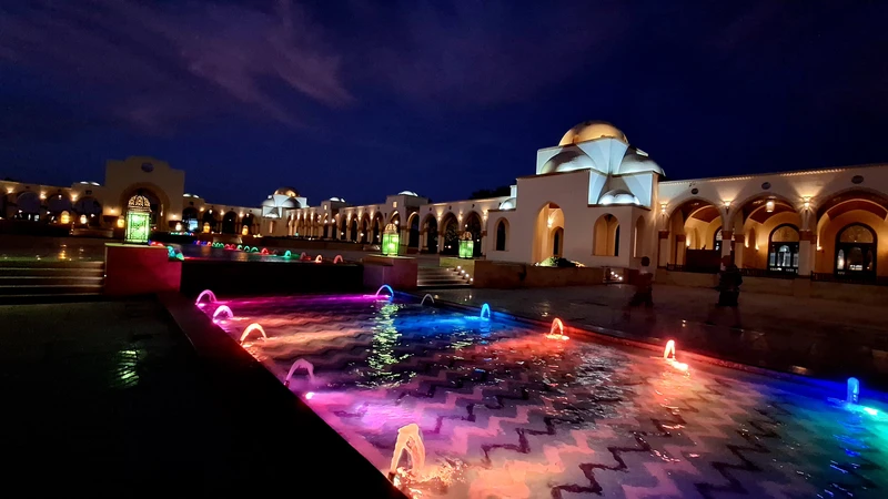 Очень красивый, чистый и спокойный район Сахл-Хашиш. Красивая архитектура, чистый песок и очень впечатляющая атмосфера бедуанского