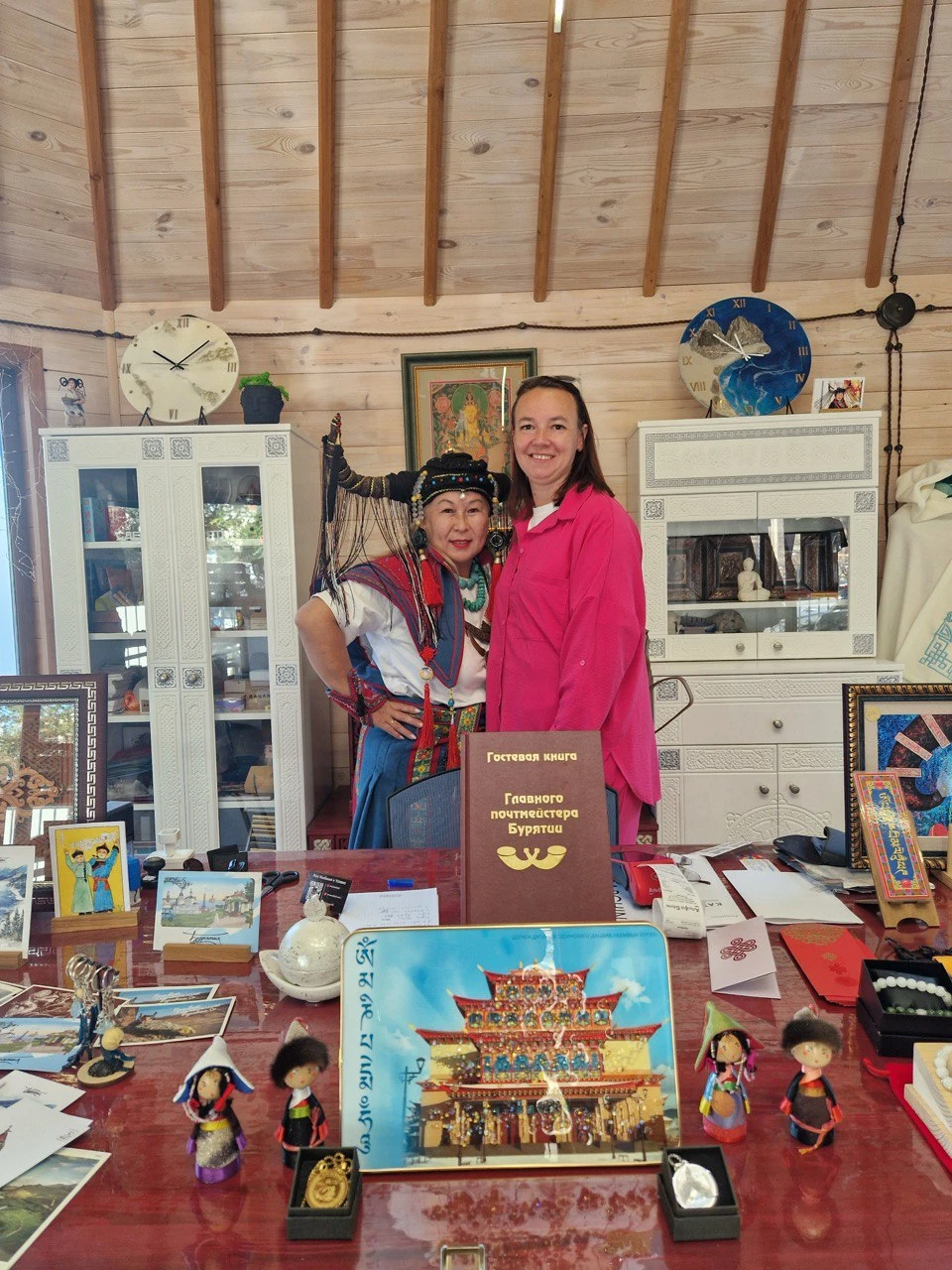 Светлана великолепный экскурсовод. Встретились на площади без опоздания, сразу предоставила аккредитацию экскурсовода и повела нас по